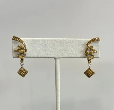 Aretes colgantes en espiral de diamantes amarillos (1,00 ctw) en rodio sobre plata de ley Foto 1 de 4