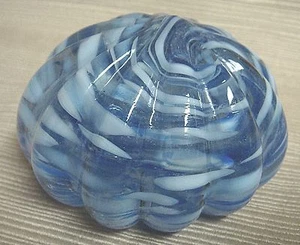 Único pisapapeles remolino azul y blanco  - Imagen 1 de 6