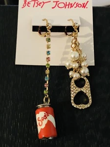 Authentische Betsey Johnson nicht übereinstimmende Strass Ohrringe Soda Dose & Pop Top, Neu mit Etikett - Bild 1 von 13