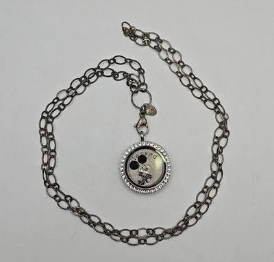 Medallón Origami Owl Bendito Tono Plata - Estrás Rojo, Animadora y Letra B Foto 1 de 4