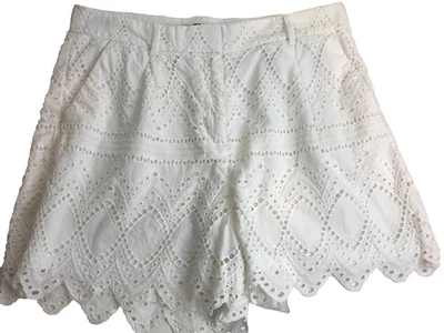 Shorts de renda Express feminino cintura alta midi branco forrado presilhas de cinto com zíper e gancho laço - Imagem 1 de 4