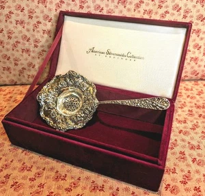 Vintage Godinger Silverplate Tea Strainer Spoon~Olde Bouquet Repoussé Design~Box - Picture 1 of 16