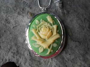 (LOCKET)- MEDAGLIONE COLLANA CAMMEO ROSA GIALLA SU VERDE!!! QUALITÀ!!! NATALE, MATRIMONIO - Foto 1 di 5