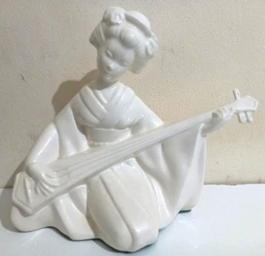 "Just Home" - Geisha spielt Shamisen Figur - weiß, Keramik, 23 cm - Bild 1 von 2