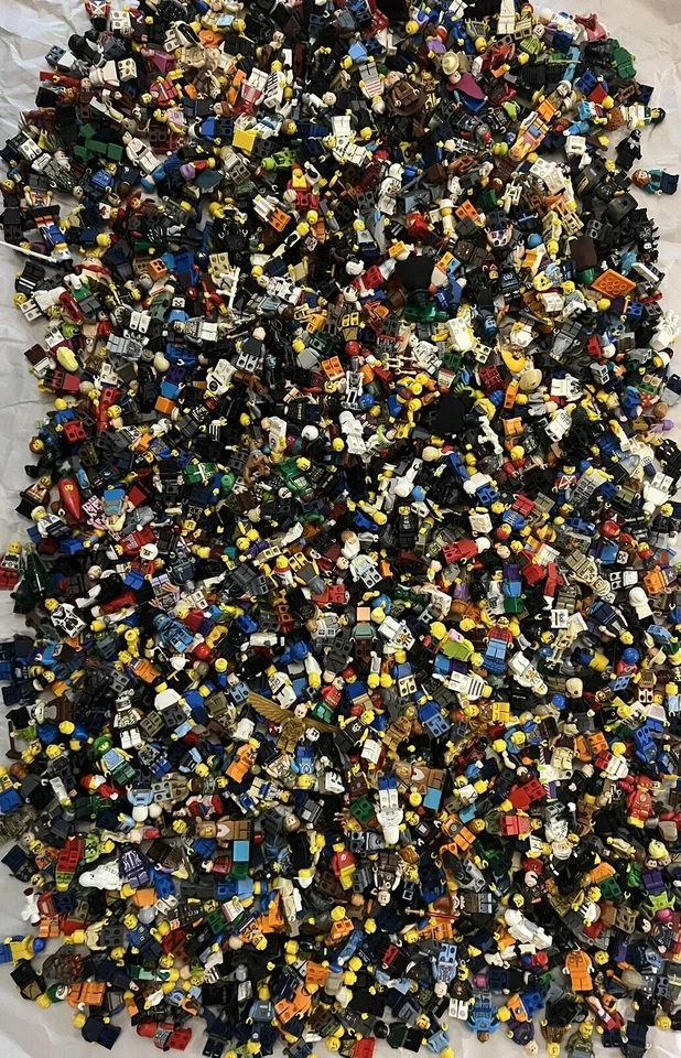 Random 24 x LEGO Minifigures Lot -  Space Marvel City Star Wars Castle Ninjago - Image 1 of 4