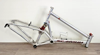 QUADRO DE MOUNTAIN BIKE SCHWINN HOMEGROWN 21 POLEGADAS ROCK SHOX FLOAT 26 POLEGADAS AJUSTE DE RODA - Imagem 1 de 4