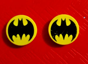 LEGO (2) Azulejo Amarillo, Redondo 2 x 2 con Portapernos Inferior con Logotipo Negro de Batman de Murciélago - Imagen 1 de 5