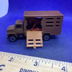 Camión de transporte Ford modelo a escala HO marrón caballo sin marca con caballo, como nuevo - Imagen 1 de 5