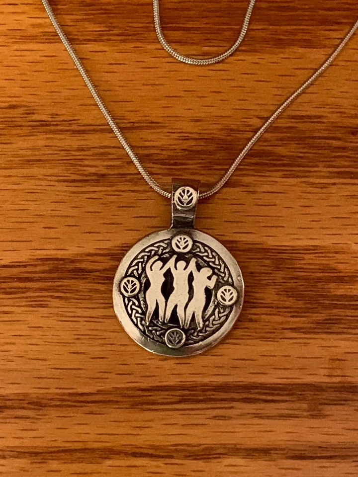 Colgante Hermandad de la Mujer Peltre Fino Mensaje Inspirador en el Reverso Foto 1 de 4