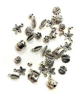 Lote mixto a granel de 2,5 kg de suministros de artesanía de cuentas oxidadas de metal - Imagen 1 de 1