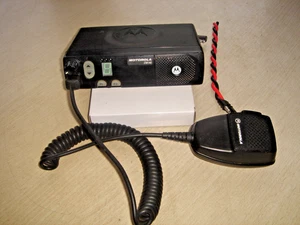 Motorola CM140 VHF 146-174MHz, 8ch, 25Watt mit Mikrofon & DC Tail - Bild 1 von 8
