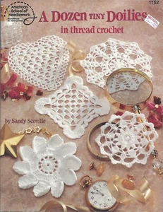 Una dozzina di piccoli centrini in filo all'uncinetto ~ American School of Needlework - 12 des - Foto 1 di 2