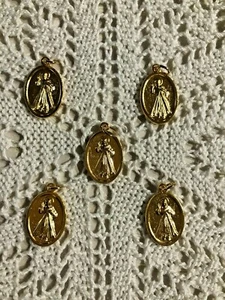 MEDAGLIE TONO ORO MISERICORDIA DIVINA" quasi 1" H LOTTO di 5 pezzi, INCONTAMINATE, +NUOVE+ - Foto 1 di 4