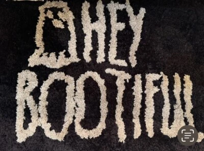 Alfombra de baño negra Rae Dunn Halloween nueva con etiquetas 20" x 32" “Hey Bootiful” Foto 1 de 3