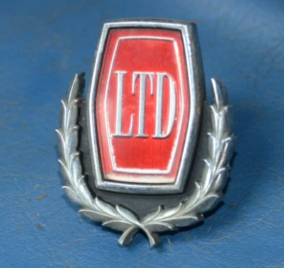 Vtg 1973 Ford LTD Galaxie Emblem Shield Chrome Trim Ornament Wreath D3AB-8B369AC - Image 1 of 4