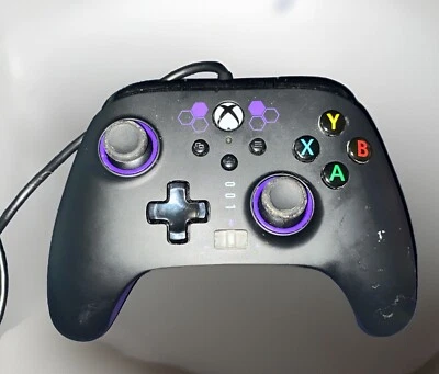 Controlador con cable mejorado PowerA *EDICIÓN MAGMA PÚRPURA* (XBOX One / Serie X|S) Foto 1 de 2