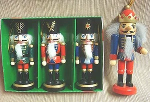 4 Holz Soldaten NUSSKNACKER Ornamente - 3 Neu in Box 4" und 1 ohne Box 5" - Bild 1 von 1
