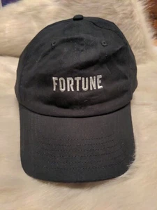 Fortune Magazin Hut & schwarz weiße Schrift verstellbar weiche Vorderseite neu nie getragen - Bild 1 von 6