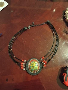 Collana Chicos Medaglione Stile Asiatico Dichiarazione Rosso Nero Oro Smalto 18in - Foto 1 di 6