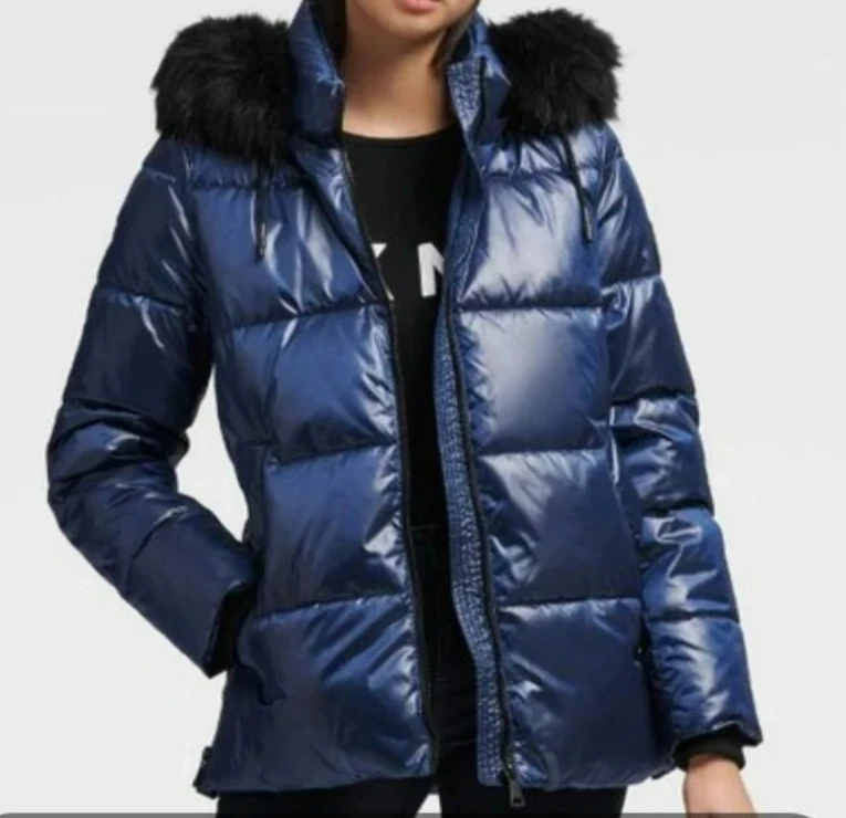 Chaqueta acolchada impermeable con capucha ribete de piel sintética azul marino de alto brillo DKNY CIRE talla S Foto 1 de 4