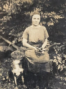 orig. Foto AK Frau mit Hund um 1920 Photo Dog Antique - Bild 1 von 3