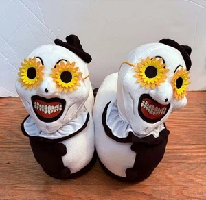 BRANDNEU Art the Clown Hausschuhe Terrifier Größe: S/M Spirit Halloween Pyjama - Bild 1 von 3