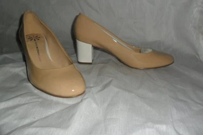 ¡NUEVO EN CAJA ISSAC MIZRAHI LIVE! Tacones Mujer 8.5M Cuero Beige con Tacón Cuadrado Blanco Foto 1 de 3