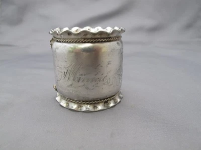 ANILLO SERVILLETERO VICTORIANO grande plateado - alambre aplicado - mono MINNIE - ¡Bonito! Foto 1 de 4