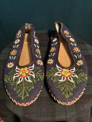 Zapatillas interiores vintage de lana con cuentas a mano de cuero Foto 1 de 4