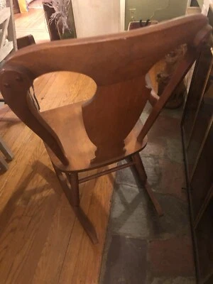 Mecedora antigua de madera maciza Foto 1 de 4