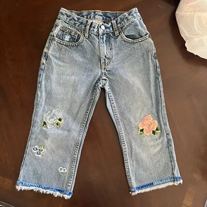 GAP Adorable Girls' Embroidered FLOWERS & BUTTERFLIES Denim Capris Sz 6 - Picture 1 of 8