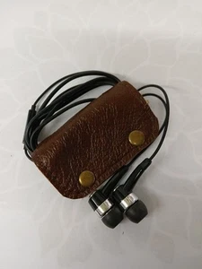 Ohrhörer/Ohrtelefon braun Echtleder Hülle mit Nieten - Bild 1 von 4