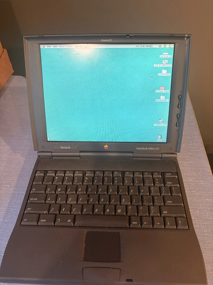 Computadora Apple Macintosh 1400cs/133 funcionando Foto 1 de 3