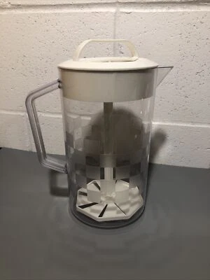 Pampered Chef 2272 Quick Stir Pitcher & Lid 2 Quart Capacity - Image 1 of 4