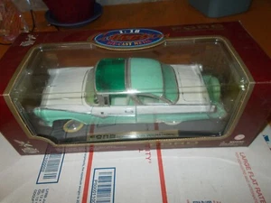Ford Fairlane Crown Victoria 1955 verde modelo diecast auto por carretera firma - Imagen 1 de 5