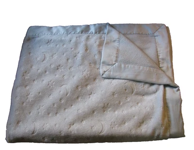 MANTA BEBÉ FUTURO BRILLANTE LOVEY estrellas luna azul 30X40" satinado sedoso en relieve Foto 1 de 3