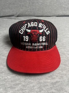 Ultra Game Chicago Bulls Est 1966 Nadelstreifen rot schwarz Cap Snapback Mütze - Bild 1 von 10