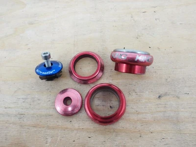 Chris King NoThreadSet™ 密封轴承 1-1/8 英寸红色无螺纹耳麦  — 第 1/3 张图片