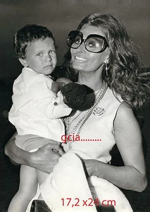 SOPHIA LOREN - Presse - avec son fils " Carlo" 1/08/1970 - 17,2 x 24 cm - - Picture 1 of 1