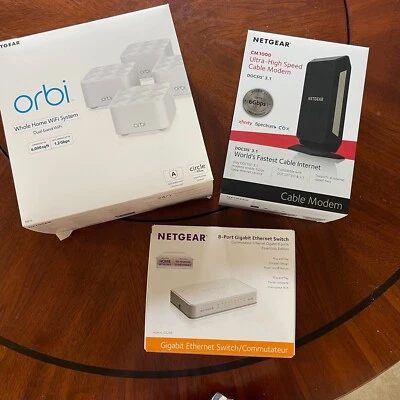 Paquete de red Netgear: cable módem CM1000, sistema Orbi RBK14 y conmutador de 8 puertos Foto 1 de 4