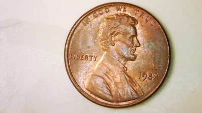 1982 small date Lincon cent with grease strike on reverse   #002 - Image 1 of 2