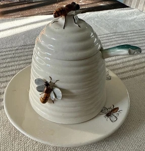 Olla de miel de colmena de abeja de cerámica con tapa con platillo y cuchara de inmersión ITALIA - Imagen 1 de 16