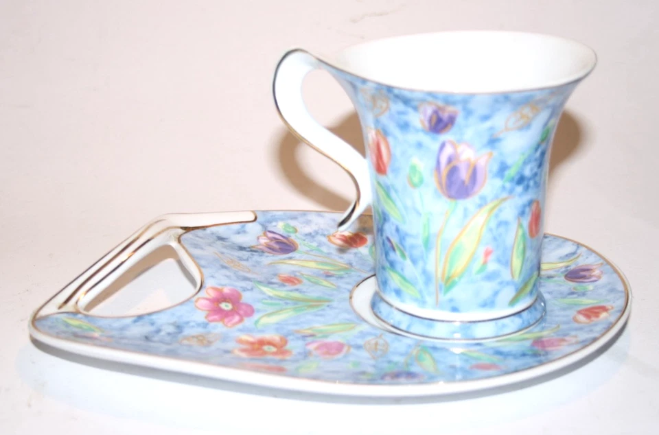 Lindo conjunto de xícara e pires florais - Novo e colorido. - Imagem 1 de 4