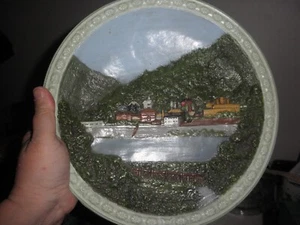 Zwei Vintage europäische Szenen Metall Hängeplatten 11" Durchmesser - Bild 1 von 3