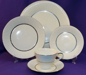 5 PC PLACE SETTING FINE PORCELAIN CHINA "DALE" WHITE FLUTED PLATINUM TRIM - Picture 1 of 9