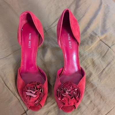Tacón de aguja Nine West para mujer de gamuza roja punta redonda de 4" con rosa talla 8,5 M  Foto 1 de 4