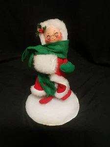 1963 Annalee Mobilitee Plüschfigur stehend auf "Schnee", rotes Gewand, grüner Schal - Bild 1 von 7