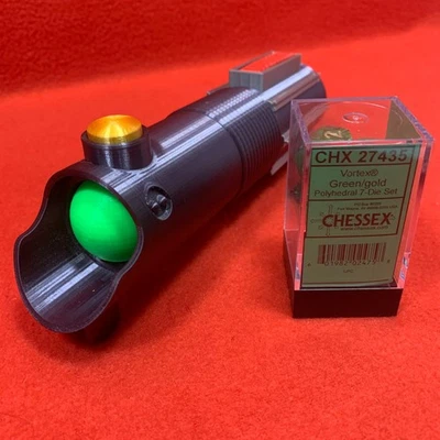 Estuche impreso en 3D con bóveda de dados de sable de luz de Star Wars y dados de oro verde Chessex Vortex Foto 1 de 4
