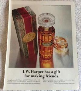 I.W. Harper Bourbon Holiday Crystal Cut Decanter Vintage Print Ad 1968 - Imagen 1 de 5