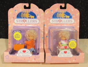 1990 MERITUS THE ADORABLES KINDERWAGEN PUPPEN zum Aufziehen mit Mädchen mit Wagen & Lauflernwagen NEU - Bild 1 von 4